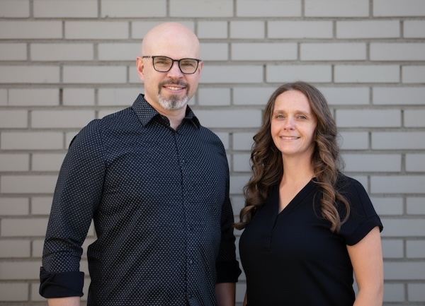 hosts of the marriage cruise