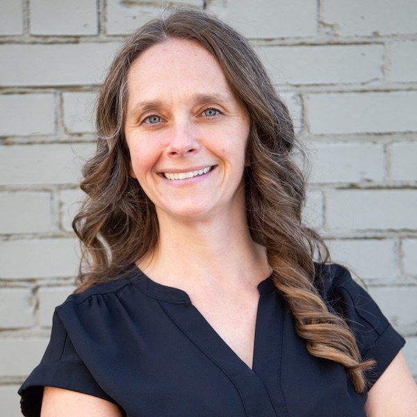 Verlynda Simonyi-Gindele is one of the presenters and the cruise coordinator for these events